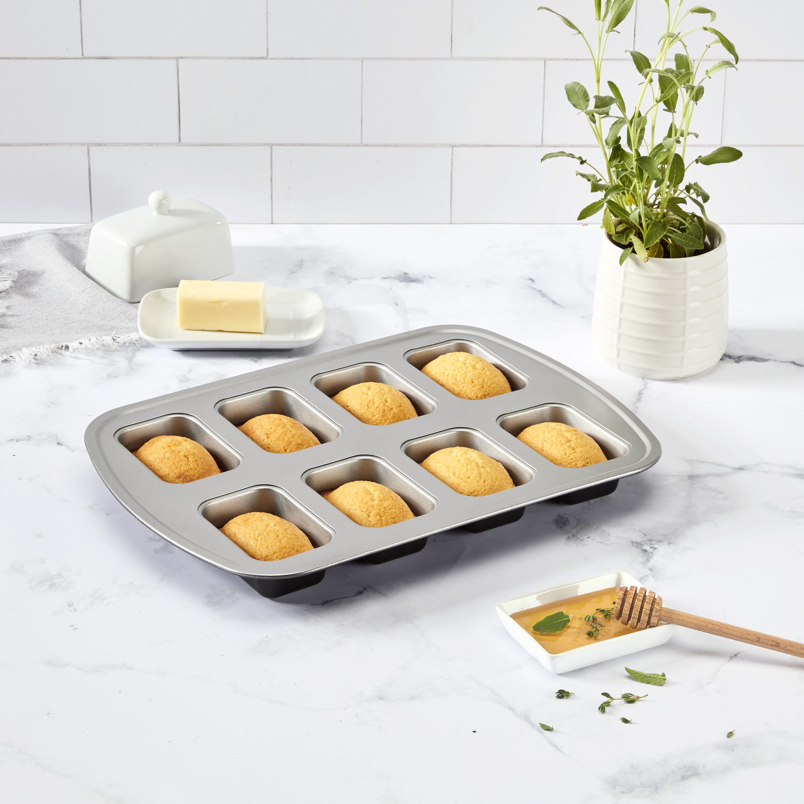 Chef's Classic™ Non-Stick 8-Cup Mini Cornbread Pan - Image 2