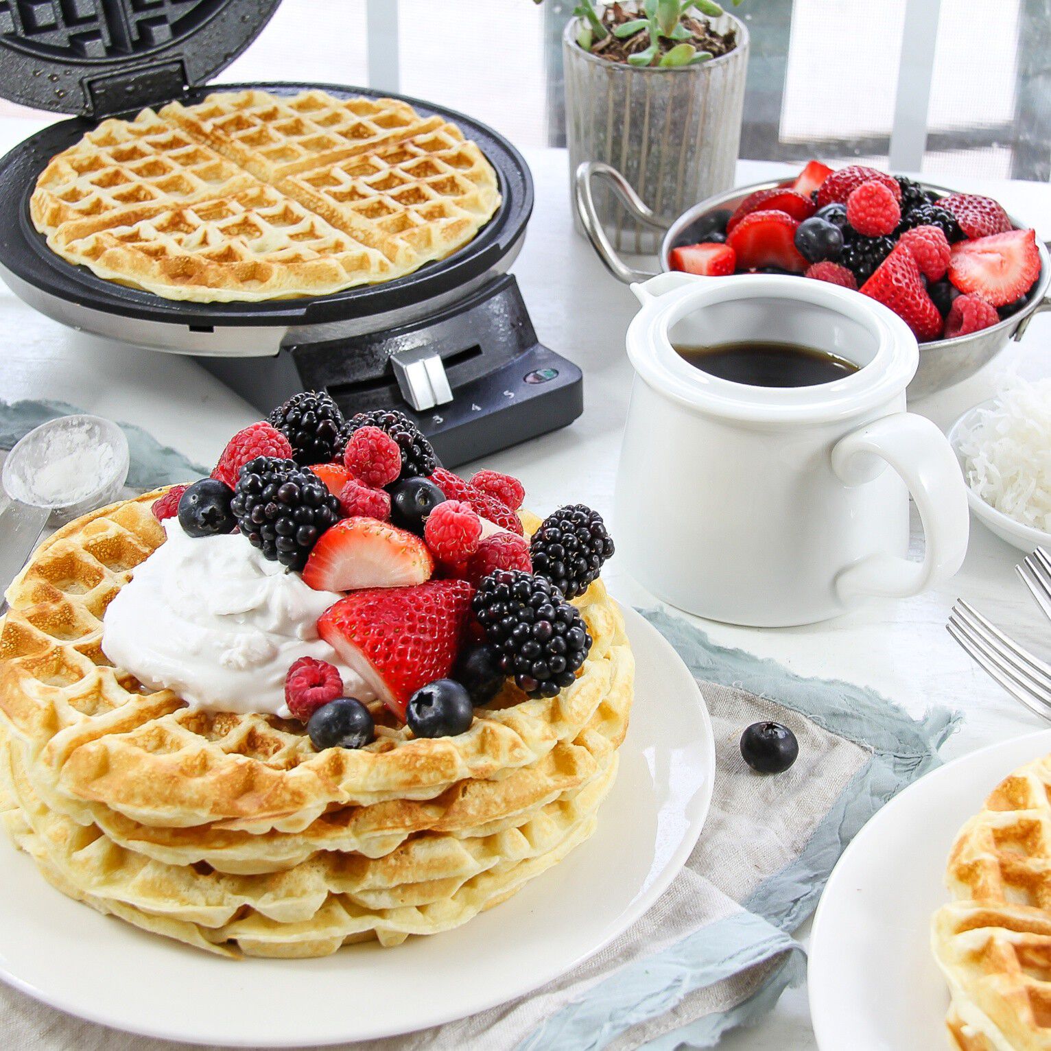 Round Classic Waffle Maker - Image 2