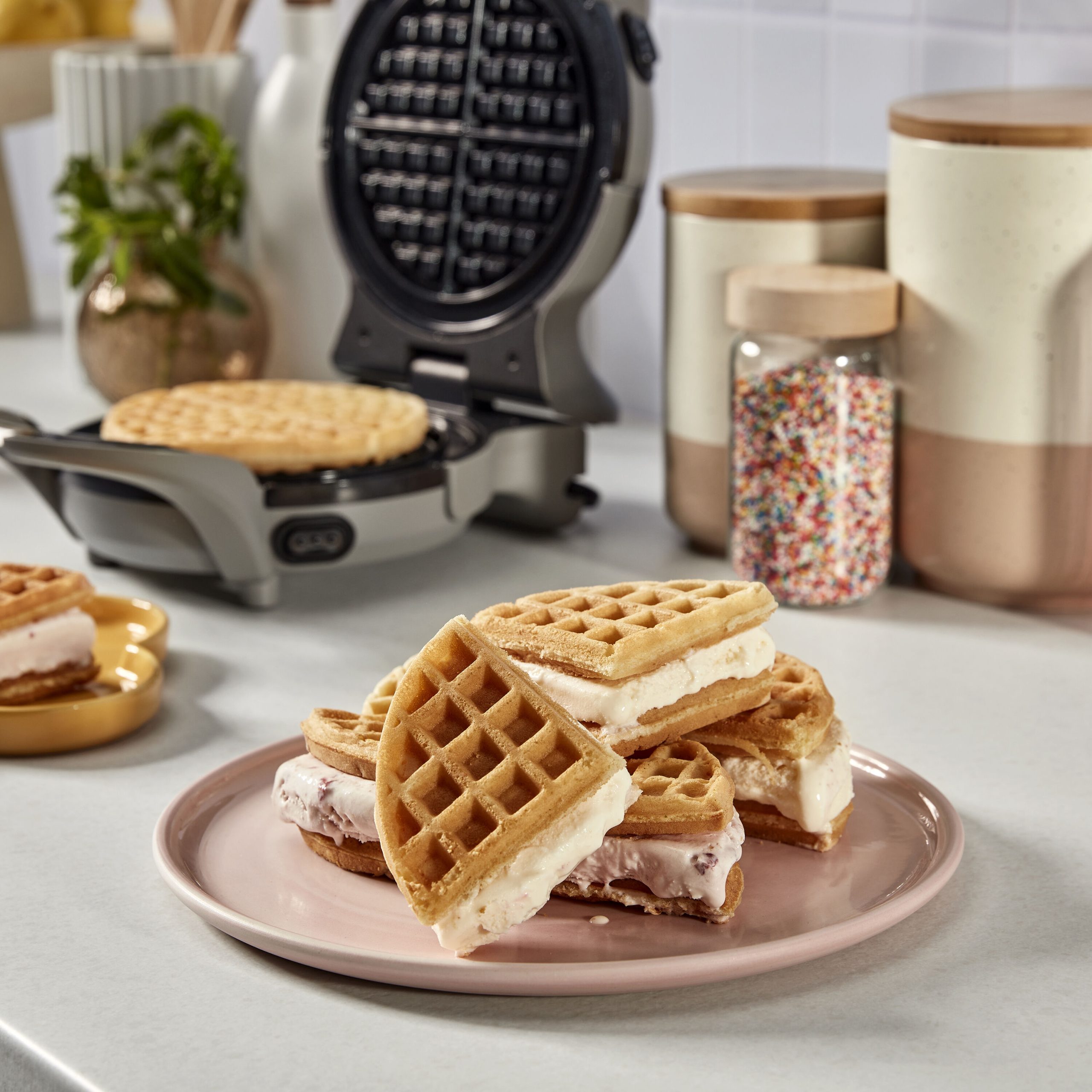 Discontinued 2-in-1 Waffle Maker with Removable Plates - Image 6
